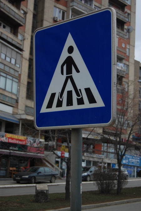 Pedestrian_crossing_sign,_Pristina